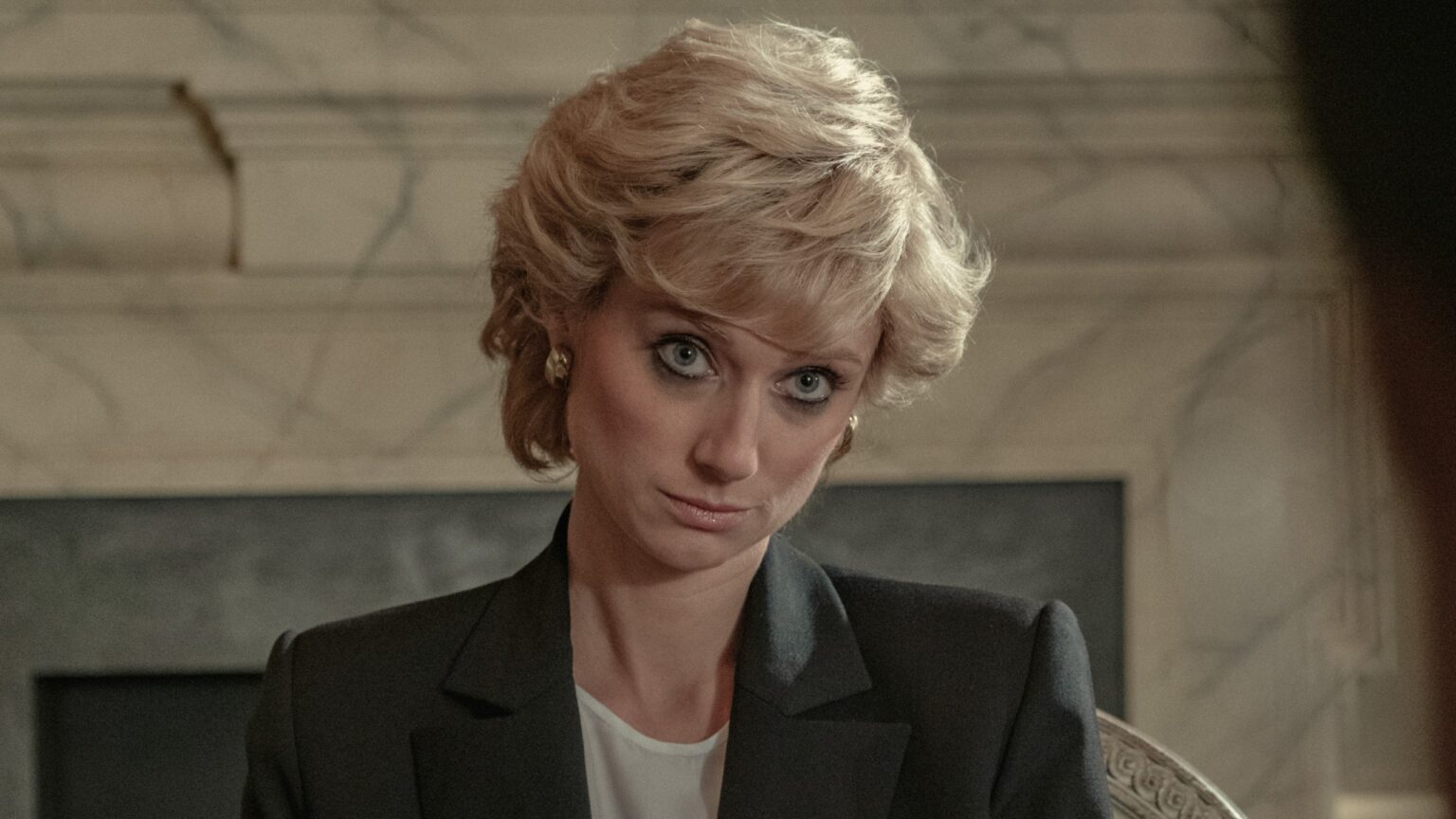 Elizabeth Debicki como Diana em The Crown