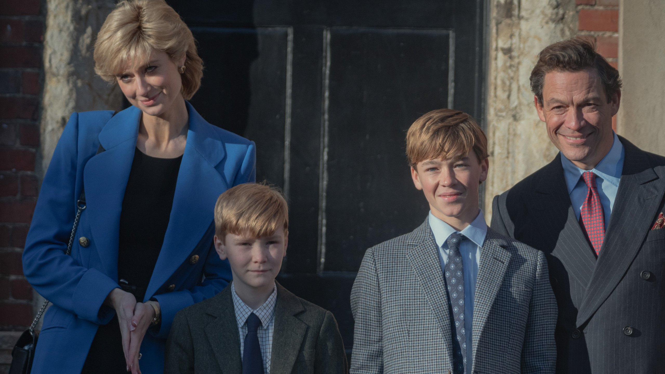 Elizabeth Debicki como Diana, Will Powell como Harry, Senan West como William, Dominic West como Charles em The Crown