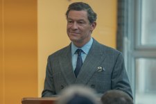 Dominic West como Charles em The Crown