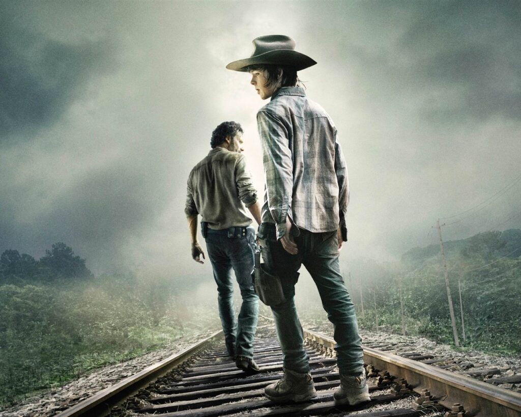 Ator de série famosa odiava os bebês da série: “Gritam muito” Chandler Riggs como Carl Grimes e Andrew Lincoln como Rick Grimes em The Walking Dead