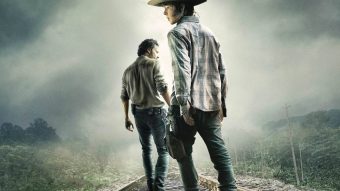 Chandler Riggs como Carl Grimes e Andrew Lincoln como Rick Grimes em The Walking Dead