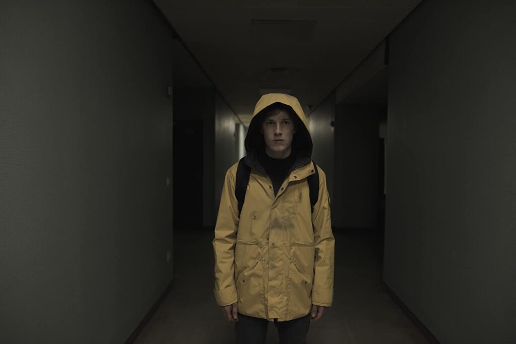 Louis Hofmann como Jonas Kahnwald em Dark