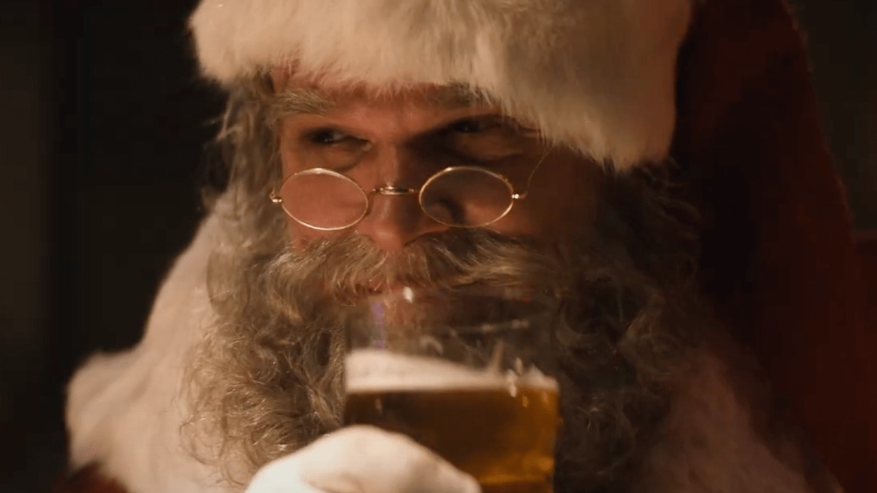 David Harbour como Papai Noel em Noite Infeliz (Reprodução / Universal)