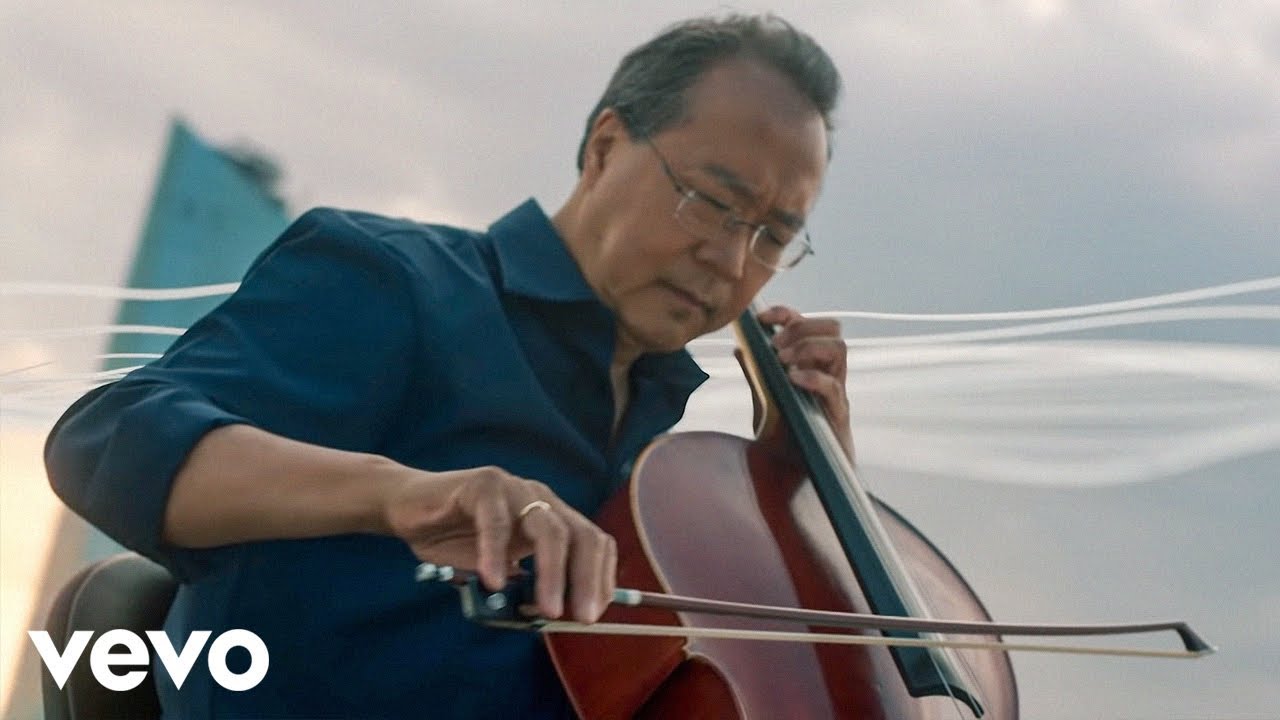Saiba quem são as celebridades que aparecem em Knives Out 2 2 O violoncelista Yo-Yo Ma tocando seu violoncelo