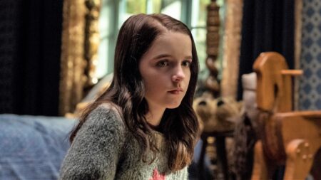 Ex-atriz mirim quer spin-off de A Maldição da Residência Hill McKenna Grace como Theo em A Maldição da Residência Hill