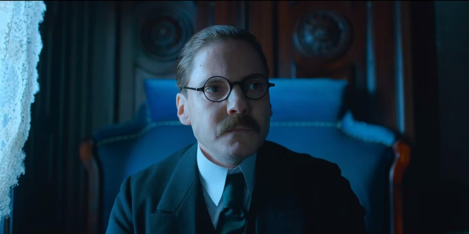 Daniel Brühl como Matthias Erzberger em Nada de Novo No Front 
