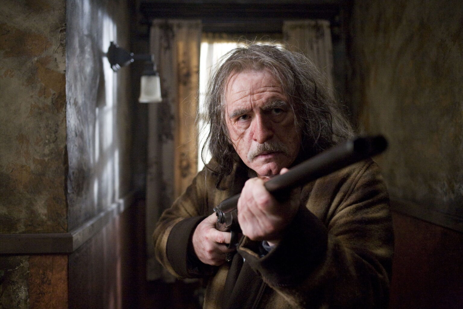 Contos do Dia das Bruxas | Personagem é baseado em diretor famoso Brian Cox como Sr. Kreeg em Contos do Dia das Bruxas (Reprodução)