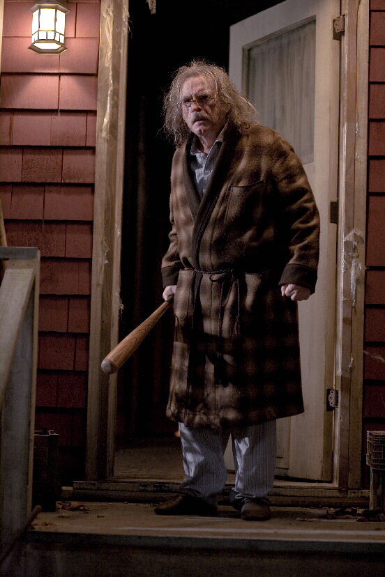 Brian Cox como Sr. Kreeg em Contos do Dia das Bruxas (Reprodução)