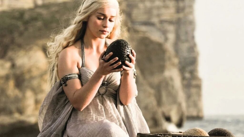 Game Of Thrones: De onde vieram os ovos de dragão de Daenerys? Emilia Clarke como Daenerys Targaryen em Game of Thrones (Reprodução / HBO)
