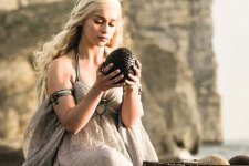 Emilia Clarke como Daenerys Targaryen em Game of Thrones (Reprodução / HBO)