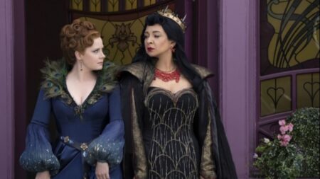 Como Desencantada é diferente de Encantada? Amy Adams como Giselle e Maya Rudolph como Malvina em Desencantada (Reprodução / Disney)