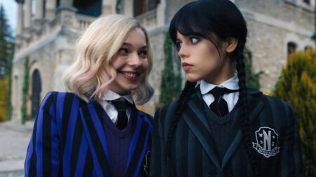 Emma Myers como Enid e Jenna Ortega como Wandinha em cena da série Wandinha (Reprodução / Netflix)