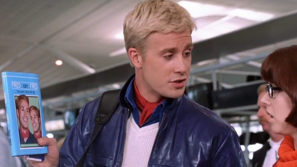 Ator de Scooby-Doo teve salário cortado e foi alvo de vingança de estúdio Freddie Prinze Jr. como Fred em Scooby-Doo (Reprodução)
