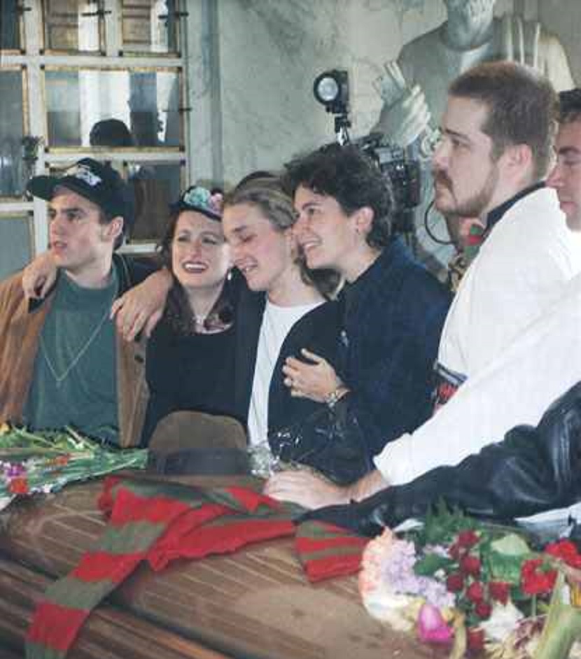 Foto do funeral de Freddy krueger em 1991, incluindo o elenco do filme (Reprodução/AndyMengels.com)