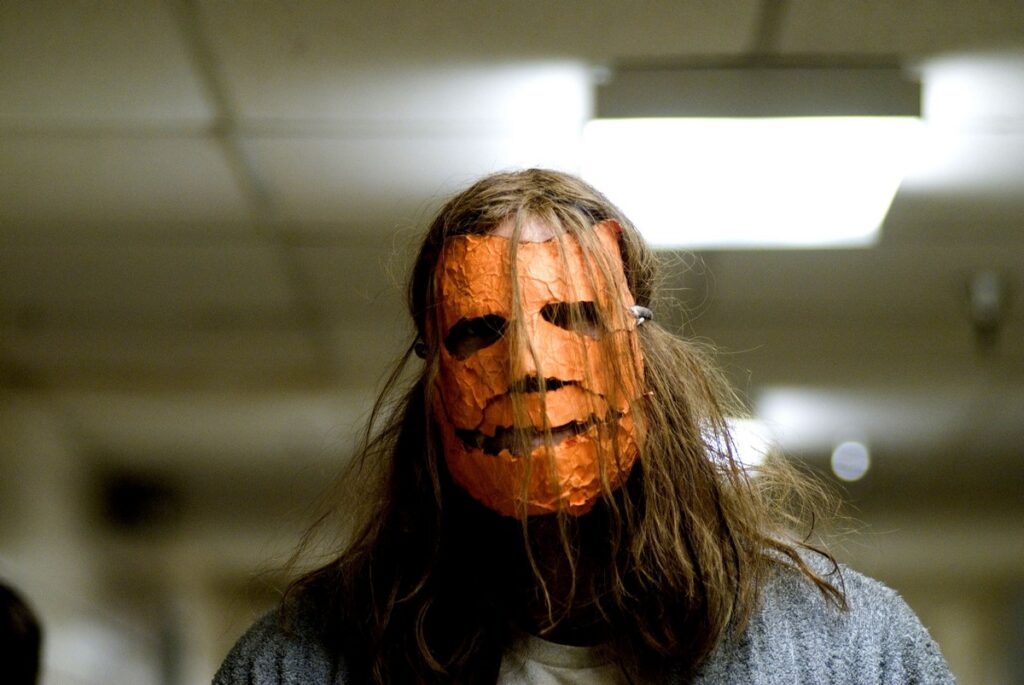 Gravações de remake de Halloween foram “extremamente infelizes”, confessa diretor Tyler Mane como Michael Myers em Halloween: O Início (Reprodução)
