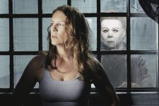 Jamie Lee Curtis como Laurie Strode e Brad Loree como Michael Myers em Halloween: Ressurreição (Divulgação)