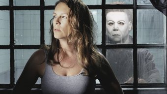 Jamie Lee Curtis como Laurie Strode e Brad Loree como Michael Myers em Halloween: Ressurreição (Divulgação)