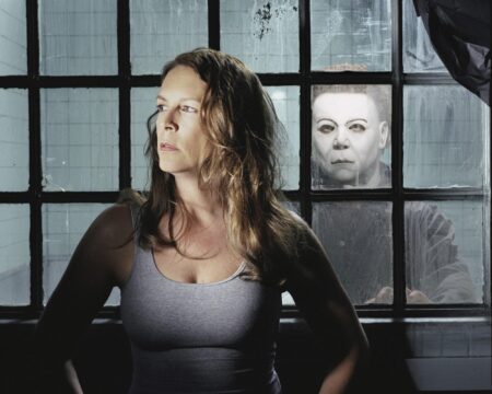 Jamie Lee Curtis como Laurie Strode e Brad Loree como Michael Myers em Halloween: Ressurreição (Divulgação)