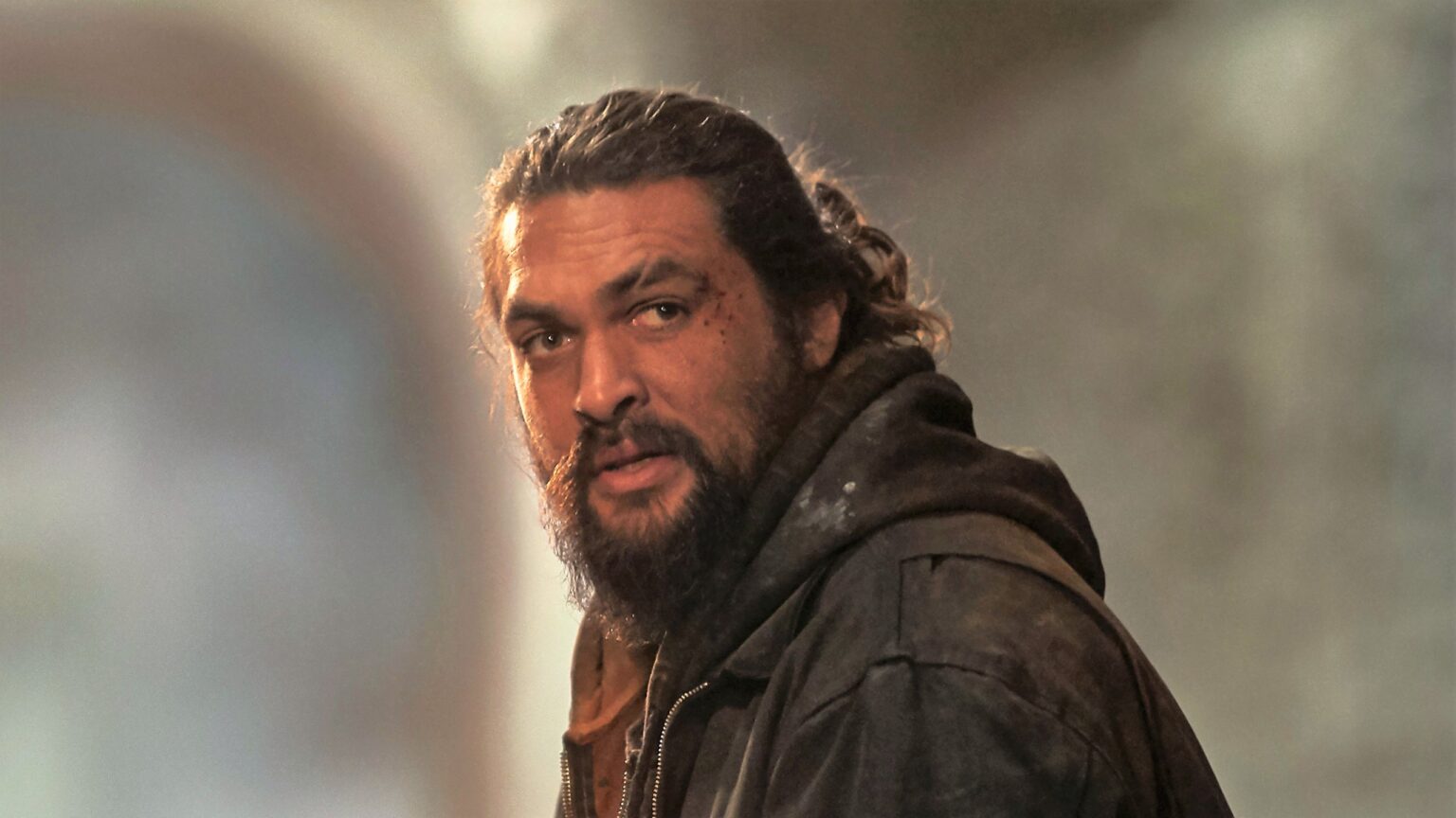 Jason Momoa abre o jogo sobre interpretar Lobo no DCU Jason Momoa como Ray Cooper em Justiça em Família