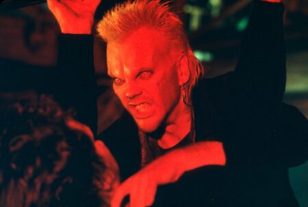 Cena de Os Garotos Perdidos foi cortada por excesso de violência Kiefer Sutherland como David em Os Garotos Perdidos (Reprodução)