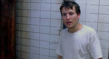 Por que criador de Jogos Mortais abandonou a franquia? Leigh Whannell como Adam em Jogos Mortais (Reprodução)