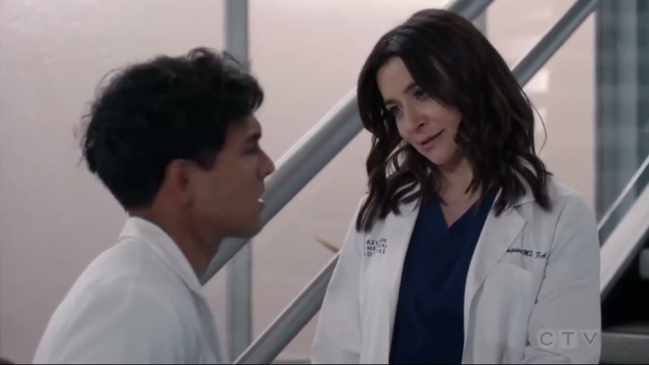 Caterina Scorsone como Amelia e Niko Terho como Lucas Adams em Grey's Anatomy