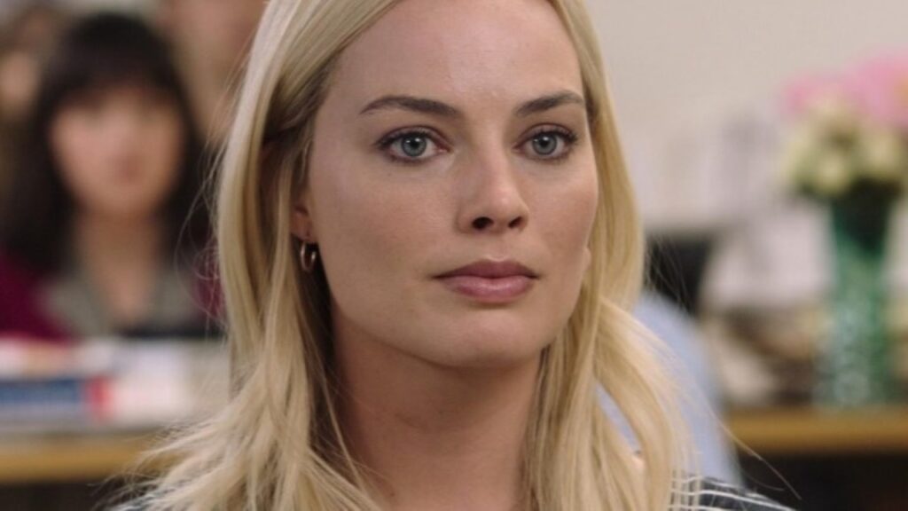 Margot Robbie só passou a se achar uma boa atriz por causa DESTE filme Margot Robbie como Kayla Pospisil em O Escândalo (Reprodução)