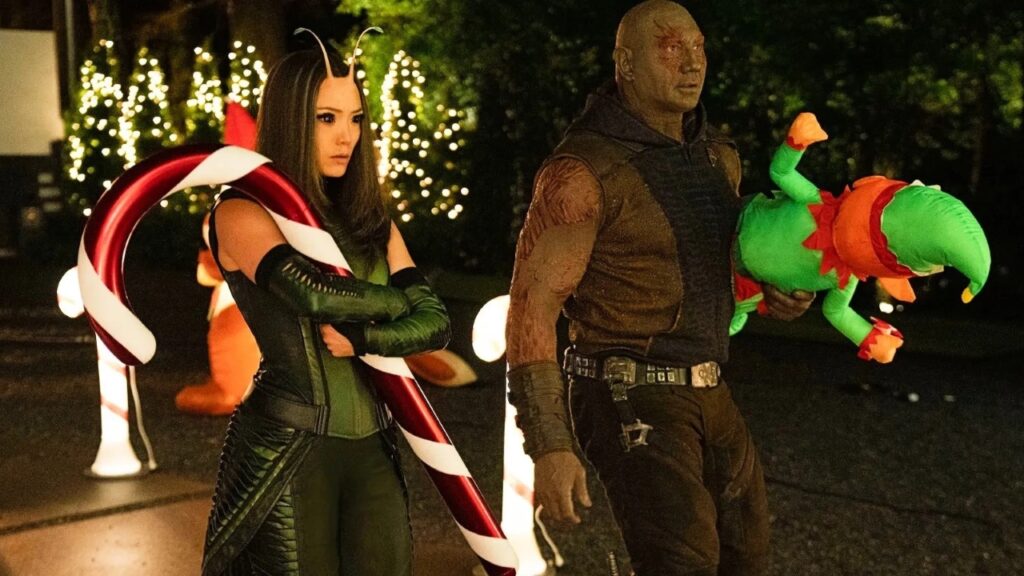 Especial de Natal dos Guardiões da Galáxia surpreende críticos e gera debate Mantis (Pom Klementieff) e Drax (Dave Bautista) em Guardiões da Galáxia: Especial de Festas (Reprodução / Marvel)