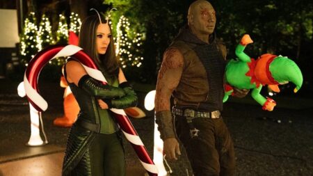 Especial de Natal dos Guardiões da Galáxia surpreende críticos e gera debate Mantis (Pom Klementieff) e Drax (Dave Bautista) em Guardiões da Galáxia: Especial de Festas (Reprodução / Marvel)