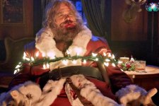 David Harbour como Papai Noel em Noite Infeliz (Reprodução / Universal)