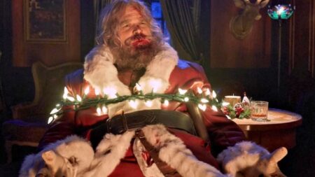 Noite Infeliz ousa e entrega Papel Noel sanguinário mesmo com pieguice natalina David Harbour como Papai Noel em Noite Infeliz (Reprodução / Universal)
