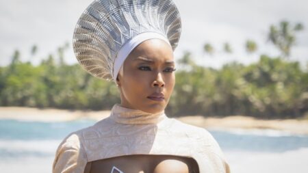 Pantera Negra: Wakanda para Sempre supera bilheteria de Adão Negro Angela Bassett como Ramonda em Pantera Negra: Wakanda para Sempre (Reprodução / Marvel)