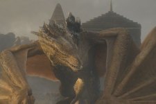 Rhaenyra Targaryen montada em Syrax em A Casa do Dragão (Reprodução / HBO)