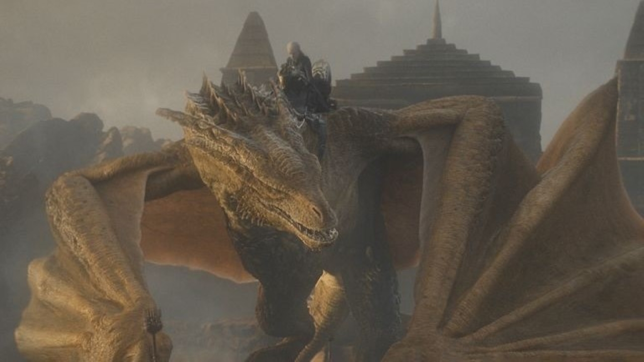 Rhaenyra Targaryen montada em Syrax em A Casa do Dragão (Reprodução / HBO)