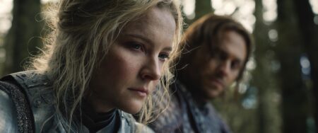 Galadriel (Morfydd Clark) e Halbrand (Charlie Vickers) em O Senhor dos Anéis: Os Anéis de Poder