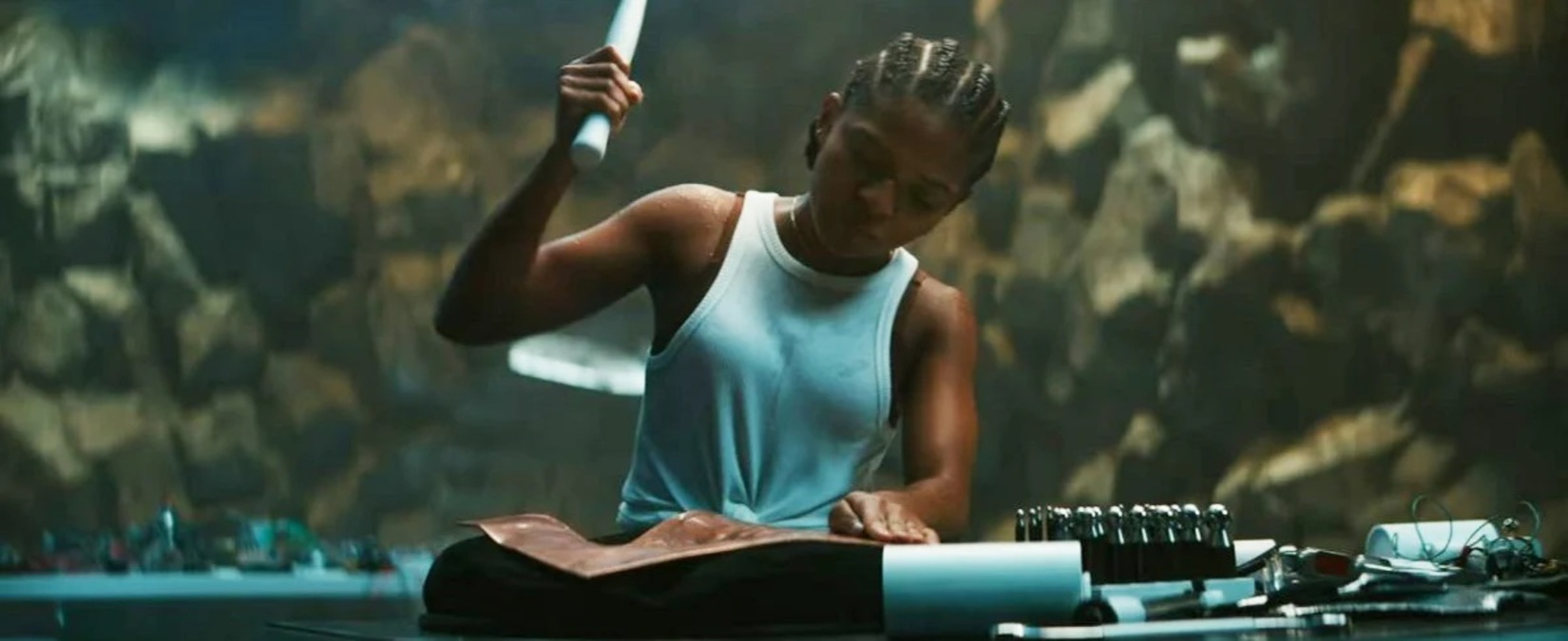 Dominique Thorne como Riri Williams em Pantera Negra: Wakanda Para Sempre