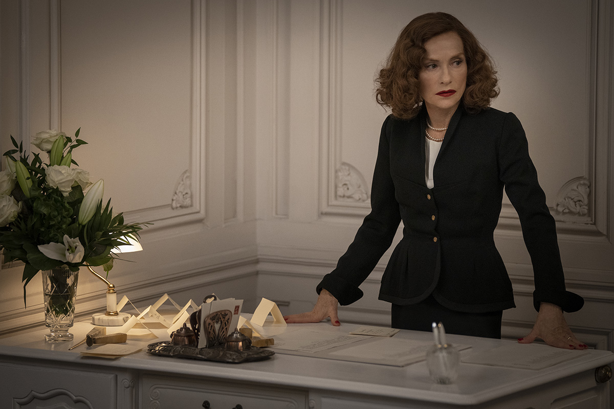Claudine Colbert (Isabelle Huppert) em Sra. Harris Vai a Paris 