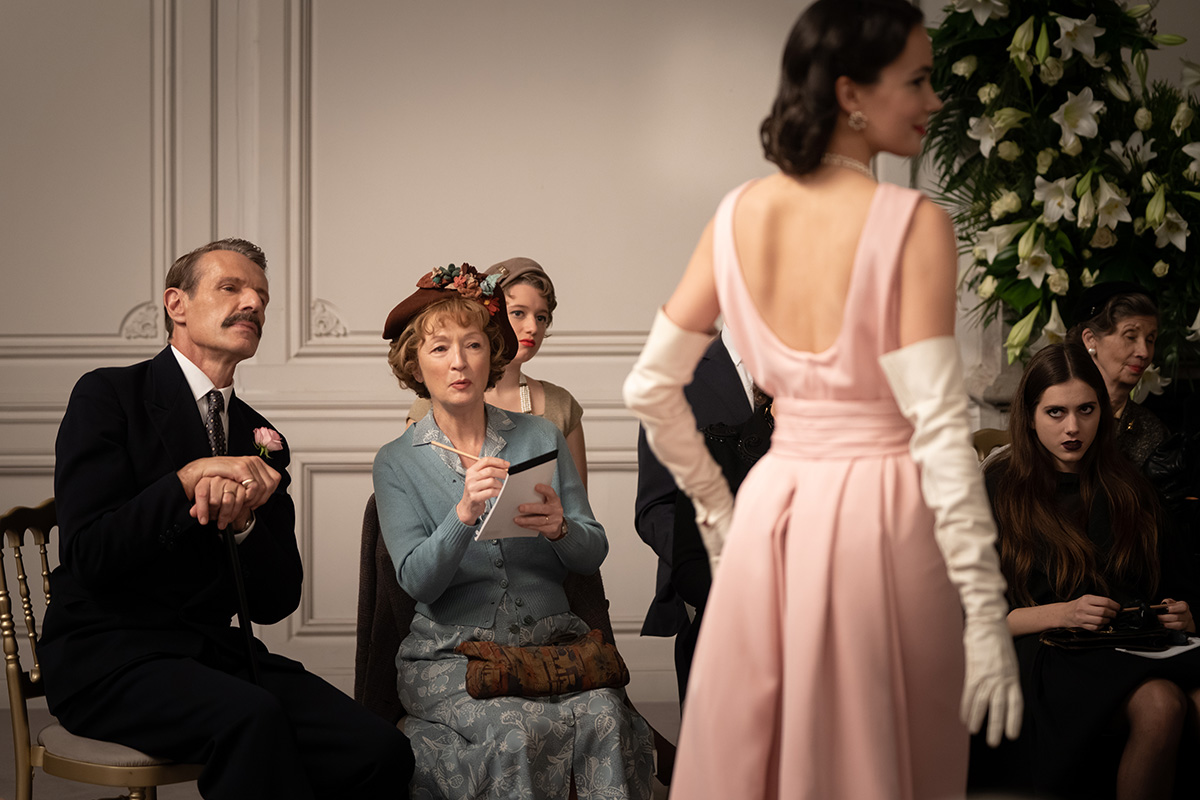 Lambert Wilson como o Marquês de Chassagne, Lesley Manville como Ada Harris e elenco em Sra. Harris Vai a Paris 