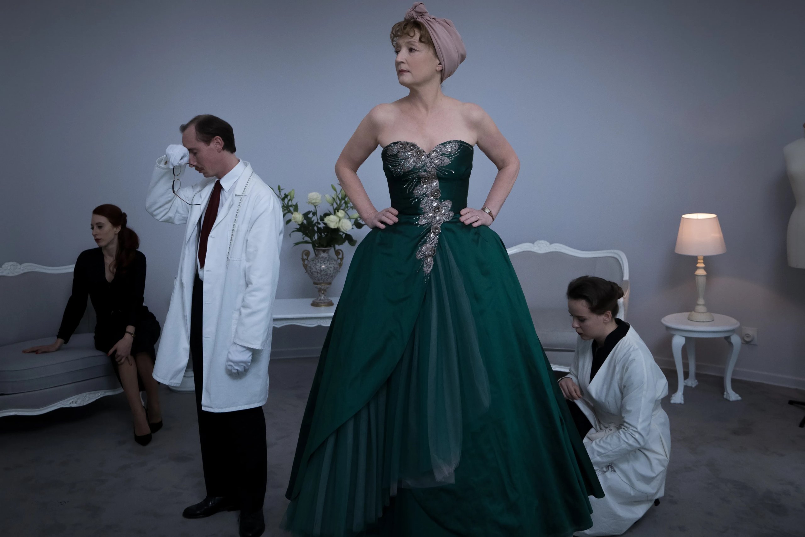 Lesley Manville como Ada Harris e elenco em Sra. Harris Vai a Paris