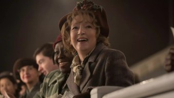 Lesley Manville como Ada Harris em Sra. Harris Vai a Paris