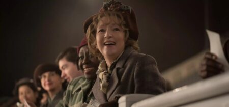 Sra. Harris Vai a Paris é um drama doce e inspirador meio à atual realidade caótica Lesley Manville como Ada Harris em Sra. Harris Vai a Paris