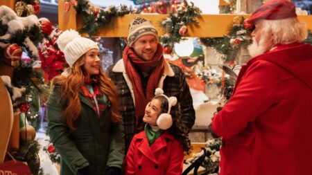 Lindsay Lohan como Sierra, Chord Overstreet como Jake, Olivia Perez como Avy, Bus Riley como vendedor em Uma Quedinha de Natal