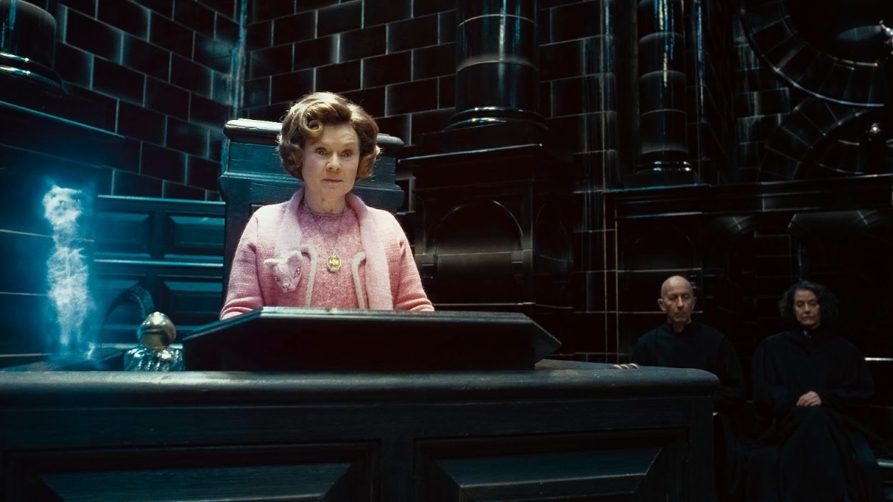 Harry Potter: Voldemort poderia conjurar um Feitiço do Patrono? 2 Dolores Umbridge ao lado de seu patrono em forma de gato (Reprodução)