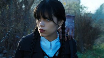 Wandinha (Jenna Ortega) e Mãozinha em cena da série Wandinha (Reprodução / Netflix)