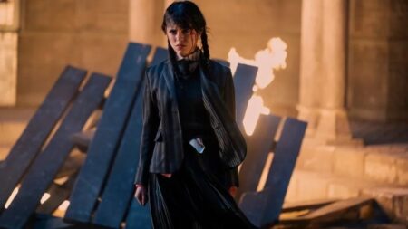 Atriz espera que Wandinha “se arrisque mais” se for renovada na Netflix Jenna Ortega como Wandinha em cena da série Wandinha (Reprodução / Netflix)