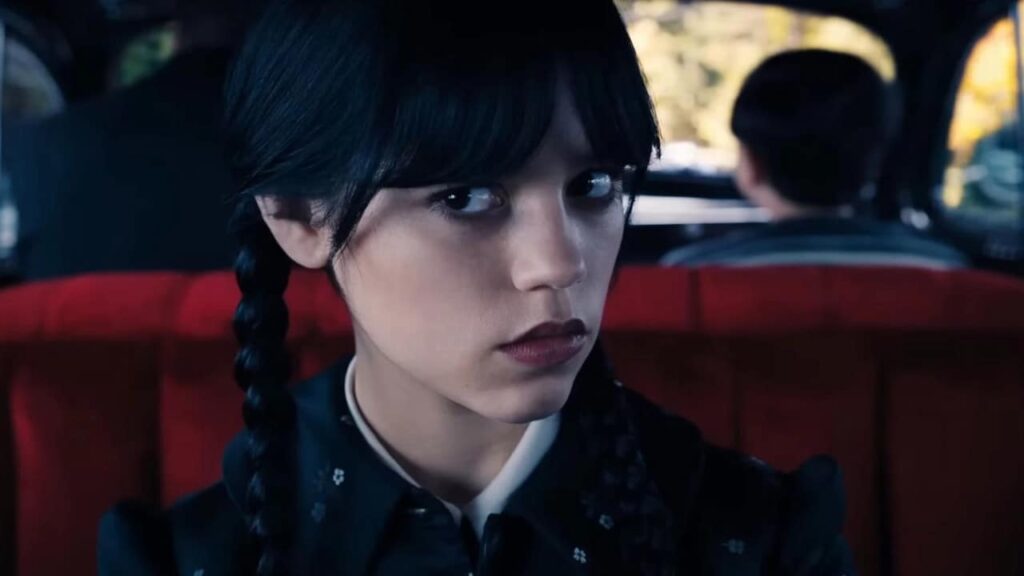 Considerada fraca, série Wandinha é comparada a Riverdale Jenna Ortega como Wanda Addams em Wandinha