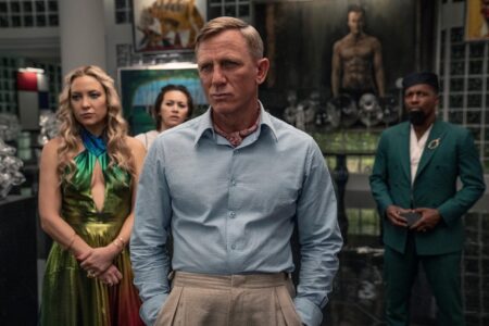 Kate Hudson como Birdie, Madelyn Cline como Whiskey, Daniel Craig como Benoit Blanc e Leslie Odom Jr. como Lionel Toussaint em Glass Onion: Um Mistério Knives Out