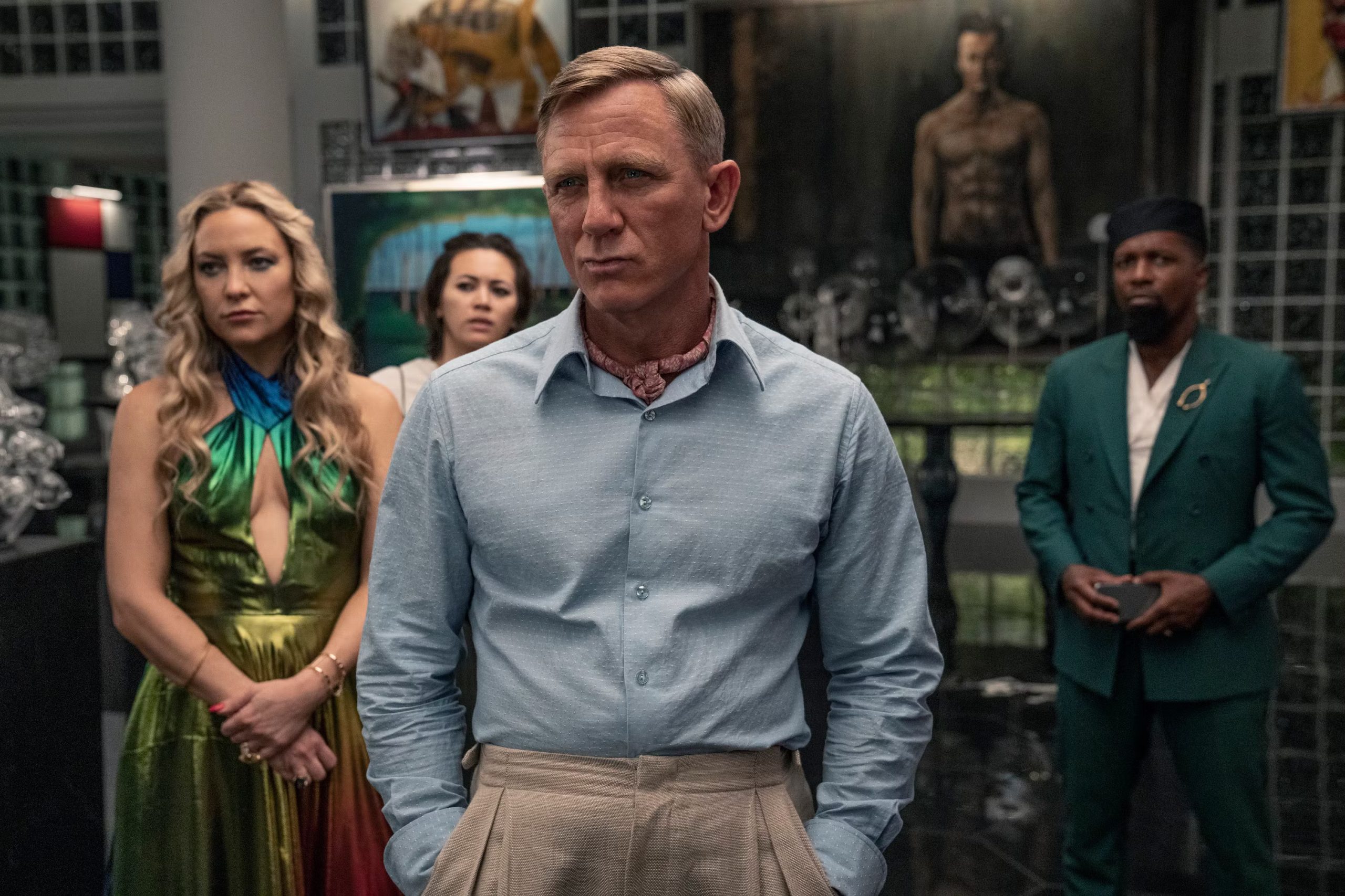 Kate Hudson como Birdie, Madelyn Cline como Whiskey, Daniel Craig como Benoit Blanc e Leslie Odom Jr. como Lionel Toussaint em Glass Onion: Um Mistério Knives Out