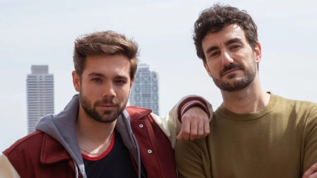 Smiley: Série de romance da Netflix tem curiosidades que vão te deixar de queixo caído Álex (Carlos Cuevas) e Bruno (Miki Esparbé ) em Smiley (Divulgação)
