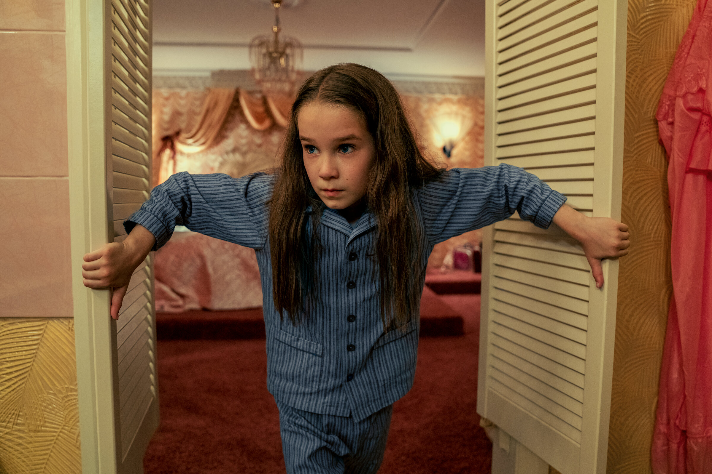 Alisha Weir como Matilda em Matilda: O Musical (Reprodução / Netflix)